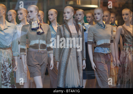 Schaufensterpuppen zeigen Frauen Mode in einem Schaufenster in SoHo, New York City Stockfoto