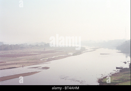 Blick von der Taj Mahal in Agra Indien am Ufer des Flusses Yamuna. auf Ackerland und Rosengärten Uttar Pradesh Stockfoto