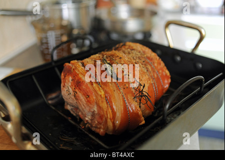 Fuge von Schweinefleisch gebraten mit Salbei und Rosmarin am Sonntag zum Mittagessen UK Stockfoto