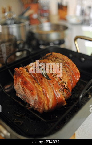 Fuge von Schweinefleisch gebraten mit Salbei und Rosmarin am Sonntag zum Mittagessen UK Stockfoto