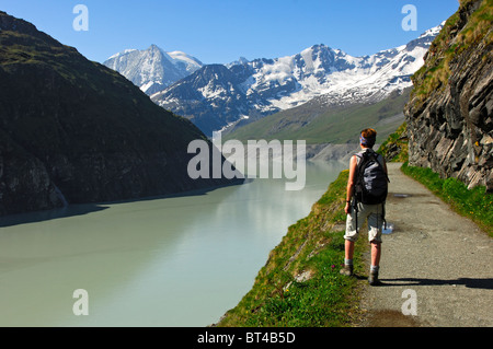 Wanderer auf dem Speicher See Lac des Dix mit Mt. Mont Blanc de Cheilon in den Rücken, Val Hérens Valley, Wallis, Schweiz Stockfoto