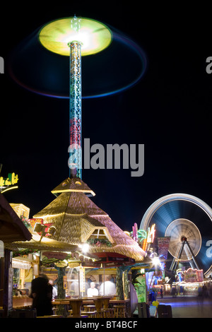 Karussell in der Nacht in Hamburg, Deutschland Stockfoto