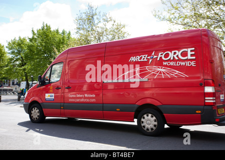 Parcel force Lieferwagen. Salisbury Stadtzentrum entfernt. England Stockfoto