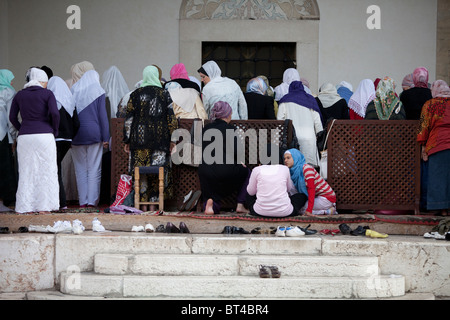 Frauen verehren in Gazi Husrev-beg-Moschee in Sarajevo Stockfoto