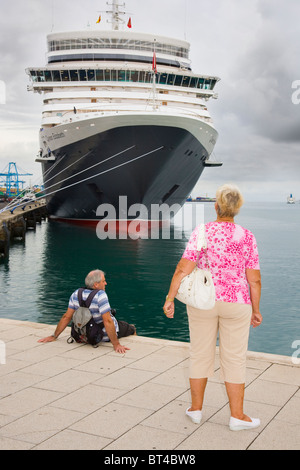 Queen Elizabeth Kreuzfahrtschiff in Las Palmas, Gran Canaria auf seiner Jungfernfahrt Stockfoto