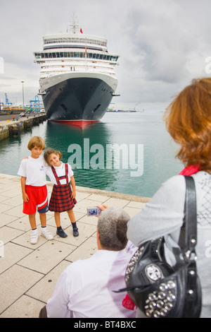 Queen Elizabeth Kreuzfahrtschiff in Las Palmas, Gran Canaria auf seiner Jungfernfahrt Stockfoto