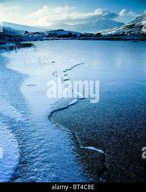 Winter-Blick auf den Snowdon Horseshoe über Lllynnau Mymbyr.  Snowdonia-Nationalpark. Wales Stockfoto