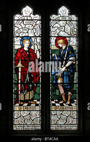 Buntglasfenster von James Powell & Sons mit den Heiligen Alban und Martin von Tours, Pfarrkirche St. Brendan, Brendon, Devon Stockfoto