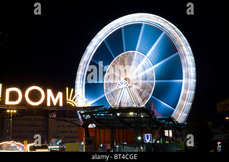 Karussell in der Nacht in Hamburg, Deutschland Stockfoto