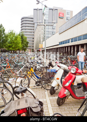 Amsterdam Fahrrad Fahrrad Transport Reisen Fahrt Park Windmühle Wind Power elektrische Energiegewinnung Urinal-Bahnhof Stockfoto