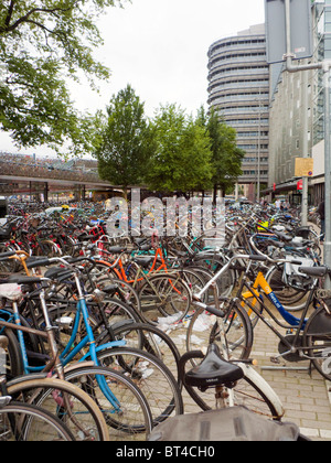 Amsterdam Fahrrad Fahrrad Transport Reisen Fahrt Park Windmühle Wind Power elektrische Energiegewinnung Urinal-Bahnhof Stockfoto