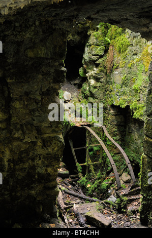 Reste einer alten Wasserrad zur Stromerzeugung im frühen 20. Jahrhundert genutzt. Fussells untere Werke, Mells, Somerset Stockfoto