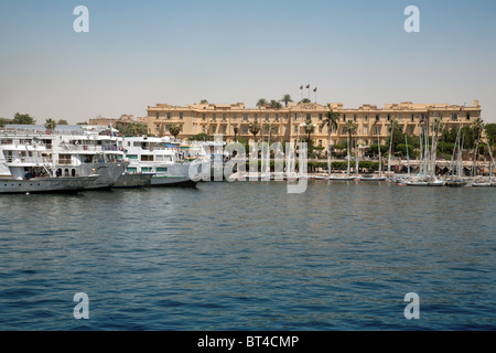 Nil Kreuzfahrt Schiffe im Winter Palace Hotel, Luxor, Oberägypten, Afrika Stockfoto