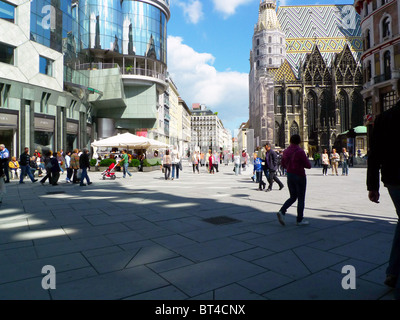 Viking Legend River Cruise ordnen organisieren Plan vorbereiten Zimmer Restaurant Blick Boot Bus Flugbegleiter Personal Kreuz über planen Stockfoto