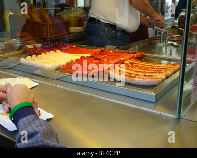 Viking Legend River Cruise ordnen organisieren Plan vorbereiten Zimmer Restaurant Blick Boot Bus Flugbegleiter Personal Kreuz über planen Stockfoto