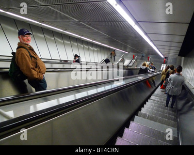 Viking Legend River Cruise ordnen organisieren Plan vorbereiten Zimmer Restaurant Blick Boot Bus Flugbegleiter Personal Kreuz über planen Stockfoto