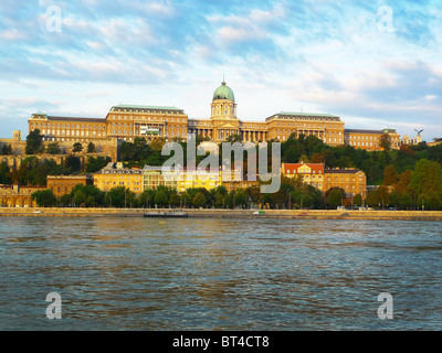 Viking Legend River Cruise ordnen organisieren Plan vorbereiten Zimmer Restaurant Blick Boot Bus Flugbegleiter Personal Kreuz über planen Stockfoto