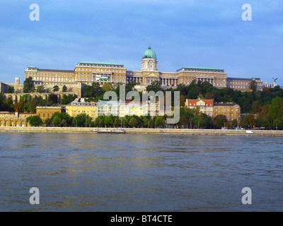 Viking Legend River Cruise ordnen organisieren Plan vorbereiten Zimmer Restaurant Blick Boot Bus Flugbegleiter Personal Kreuz über planen Stockfoto