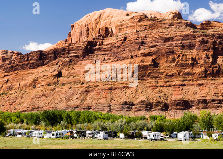 Freizeitfahrzeuge in einen Campingplatz im Südwesten, USA Stockfoto