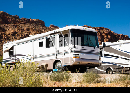 Freizeitfahrzeuge in einen Campingplatz im Südwesten Stockfoto