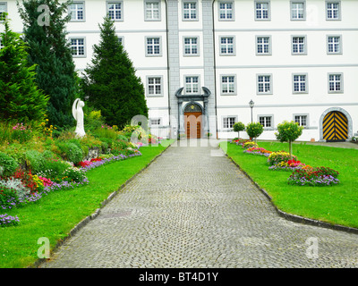 Reise Tour Tourismus Urlaub Besuch erkunden siehe Website Anblick Stadt Land Europas Schiene Bahnhofscafé Gepäck Koffer trainieren Stockfoto