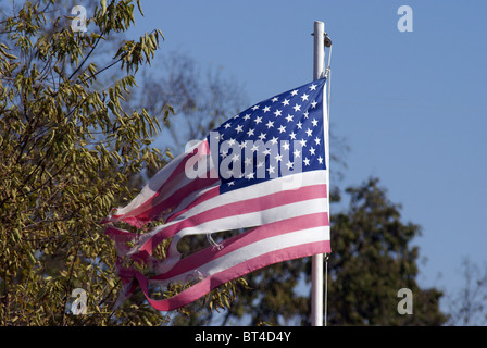 Amerikanische Flagge zerrissen Stockfoto