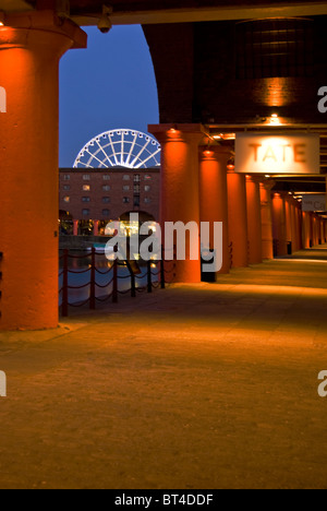 Das Albert Dock und Riesenrad im Hintergrund, Liverpool, England, UK Stockfoto