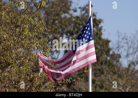 Amerikanische Flagge zerrissen Stockfoto