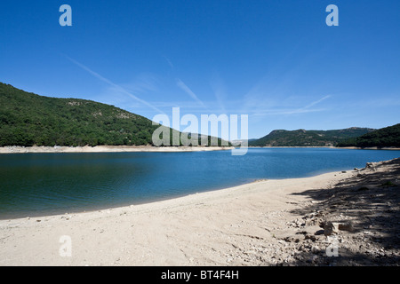 Ufer des Sees Gusana - auch genannt Taloro - in Sardinien (Italien) in der Nähe von Nuoro und Gennargentu-Gebirge. Stockfoto