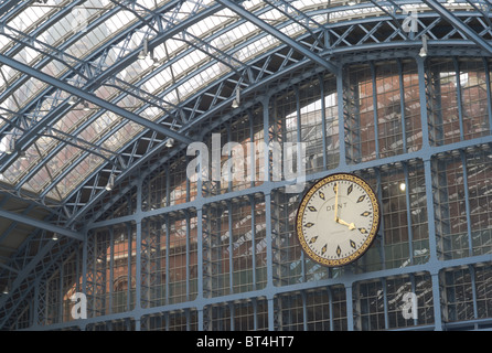 Zug vergossen und Station clock in Bahnhof St. Pancras in London, England, UK. Stockfoto