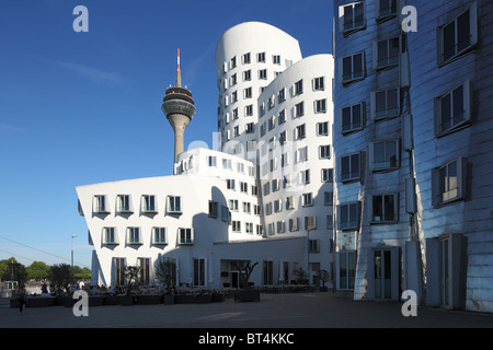 Rheinturm Lang Wellem Und Gehrygebaeude bin Medienhafen in Düsseldorf, Niederrhein, Nordrhein-Westfalen Stockfoto