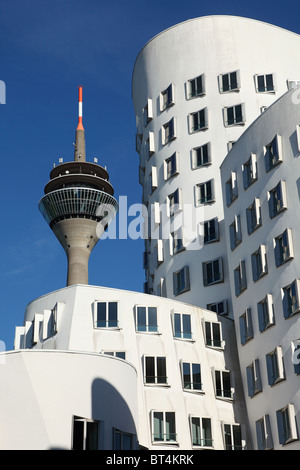 Rheinturm Lang Wellem Und Gehrygebaeude bin Medienhafen in Düsseldorf, Niederrhein, Nordrhein-Westfalen Stockfoto