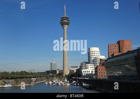 MedienHafen Mit Rheinturm Lang Wellem Und Gehrygebaeude in Düsseldorf, Niederrhein, Nordrhein-Westfalen Stockfoto