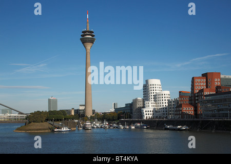 MedienHafen Mit Rheinturm Lang Wellem Und Gehrygebaeude in Düsseldorf, Niederrhein, Nordrhein-Westfalen Stockfoto