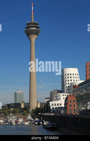 MedienHafen Mit Rheinturm Lang Wellem Und Gehrygebaeude in Düsseldorf, Niederrhein, Nordrhein-Westfalen Stockfoto