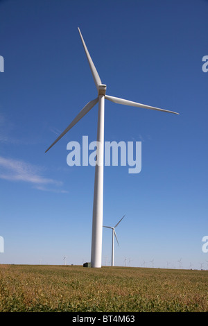 Generation von Windkraftanlagen auf Bauernhof Indiana USA Stockfoto