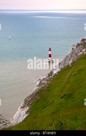 England, East Sussex, Eastbourne, Beachy Head, Blick auf den Leuchtturm an der Basis der Kreidefelsen. Stockfoto