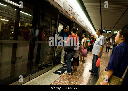 Warten auf die MTR in der Central Station, Hong Kong. Stockfoto