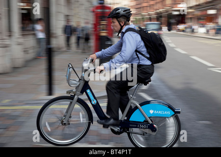 Mann auf einem Zyklus mieten Schema Fahrrad an der Shaftesbury Avenue im Zentrum von London. Diese sind liebevoll als Boris Bikes bekannt geworden. Stockfoto