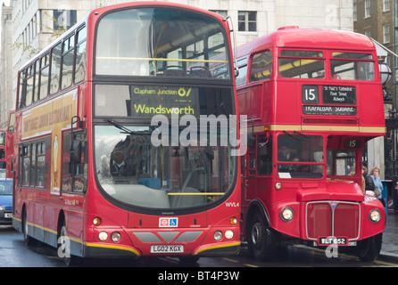 Ein routemaster Double Decker Bus verkehrt auf Erbe Route 15 neben einem modernen Forschergruppen Bus in London, England, UK. Stockfoto