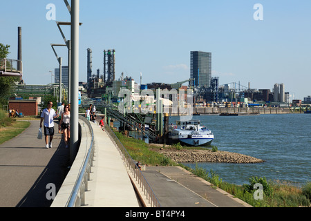 Höhe Mit Schiffsanlegestelle, Chemiepark Und Medienfassade der Bayer AG in Leverkusen, Rhein, Nordrhein-Westfalen Stockfoto