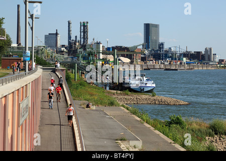 Höhe Mit Schiffsanlegestelle, Chemiepark Und Medienfassade der Bayer AG in Leverkusen, Rhein, Nordrhein-Westfalen Stockfoto