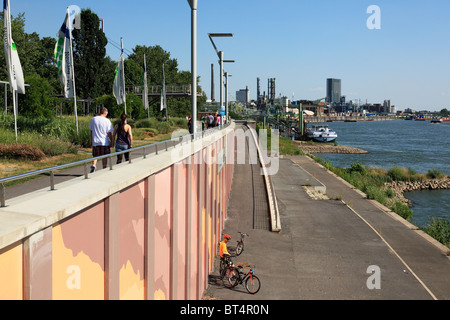 Höhe Mit Schiffsanlegestelle, Chemiepark Und Medienfassade der Bayer AG in Leverkusen, Rhein, Nordrhein-Westfalen Stockfoto