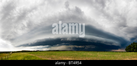 Ein Panorama von einer Superzelle nahe Pickstown, South Dakota, 3. Juni 2010. Stockfoto