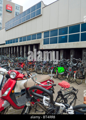 Amsterdam Fahrrad Fahrrad Transport Reisen Fahrt Park Windmühle Wind Power elektrische Energiegewinnung Urinal-Bahnhof Stockfoto