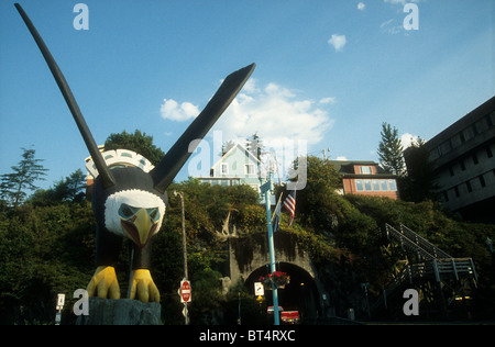 Die donnernden Flügel Eagle in Ketchikan, Alaska wurde von der Tlingit-Carver Nathan Jackson geschnitzt. Stockfoto