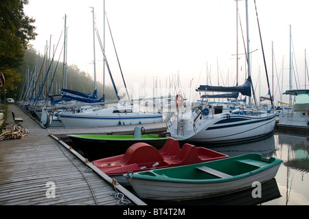 Viele festgemachten Boote in Herbstmorgen auf See Stockfoto