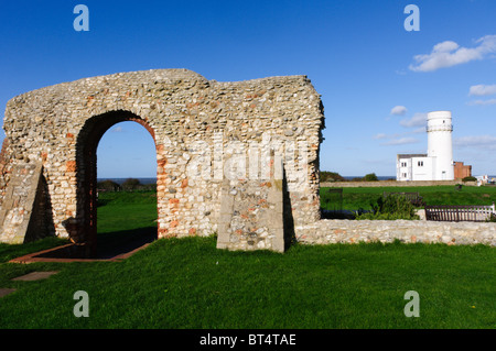 Alten Hunstanton Leuchtturm und die Überreste von St. Edmund Kapelle, Hunstanton, Norfolk, England Stockfoto