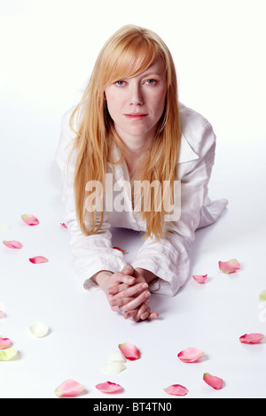 Junge Frau in weißem Hemd Stockfoto