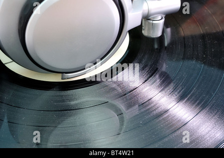 Kopfhörer über staubige alte Vinyl-Titelmusik Stockfoto